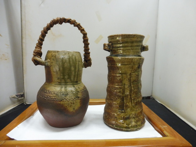 伊賀 2点 ①伊賀焼 耳付き 花生け 銘あり、② 難-伊賀焼ー花生け拍卖