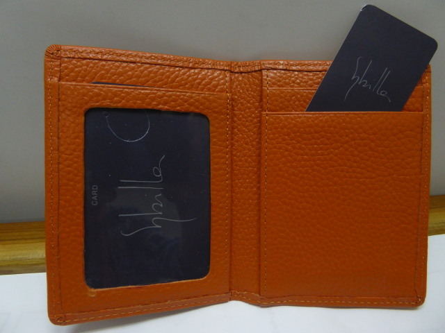 65%引新品シビラ 2つ折り 皮 定期ー後ろポケットつき タグ付拍卖