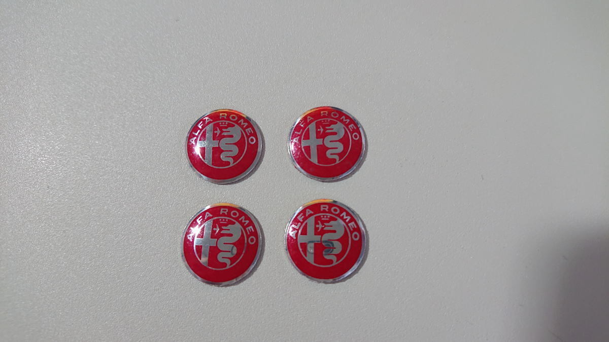 アルファロメオ 新型ジュリア ステルヴィオ トナーレ 向け 15mm 銀赤 現行ロゴタイプ アルミ プレート ステッカー 4枚セット拍卖
