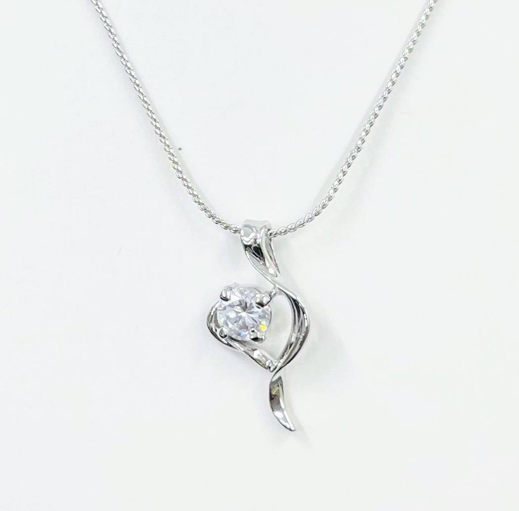 ★送料無料・即決価格★リボンダイヤCZネックレス★プラチナカラー拍卖