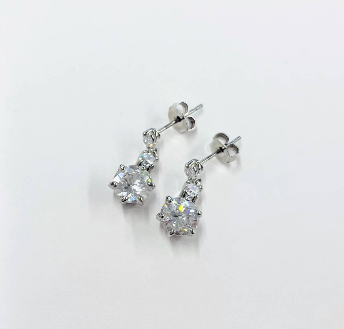 ★送料無料・即決価格★清楚★揺れるダイヤモンドCZピアス★プラチナカラー拍卖