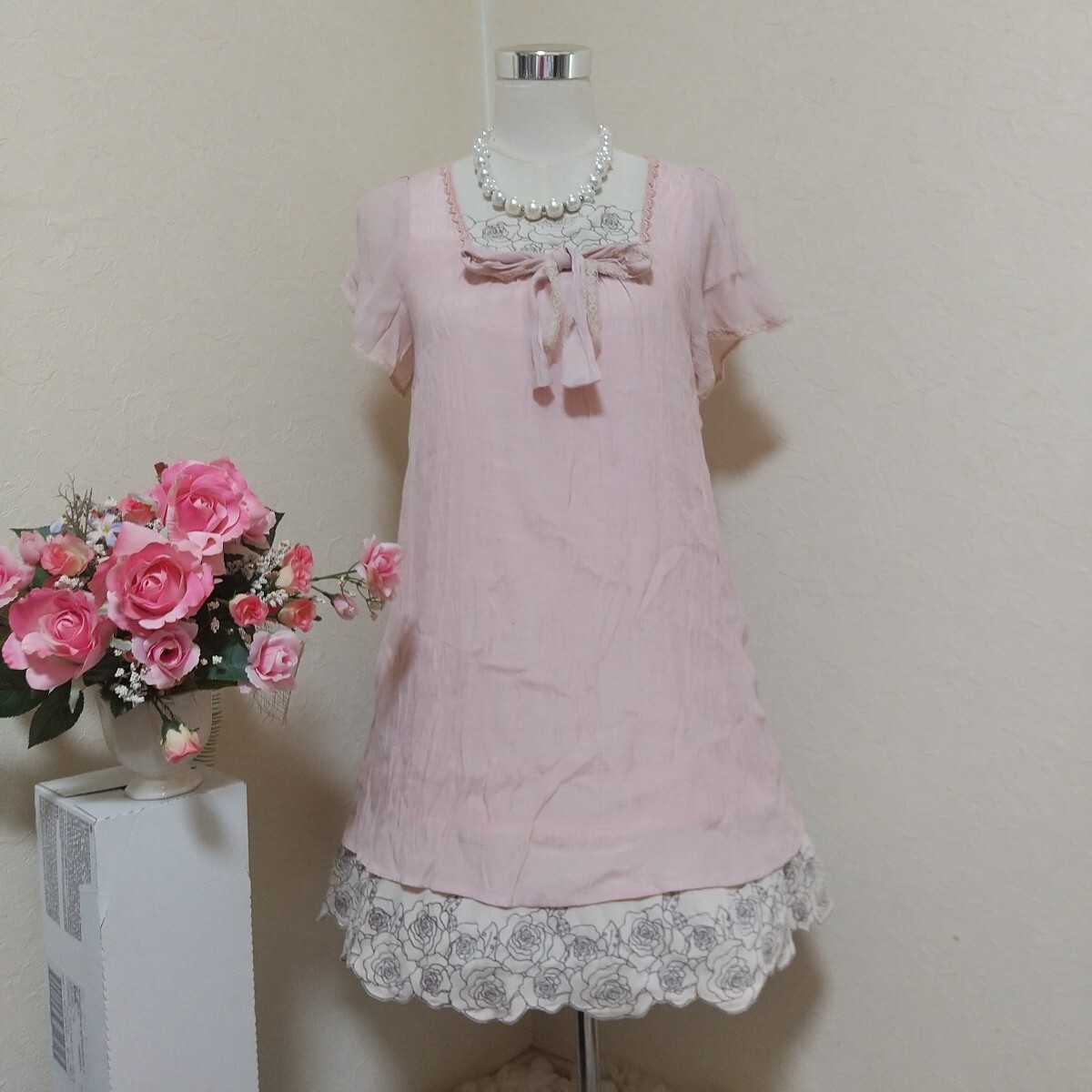 (新品)axesfemme 首回り裾バラ模様 レースリボンシワ加工生地ピンクの清楚お嬢様系キャワユーイ夏物ワンピースサイズM★☆拍卖