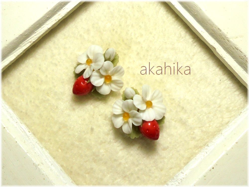 akahika*樹脂粘土花パーツ*左右対称ブーケ・苺と小花拍卖