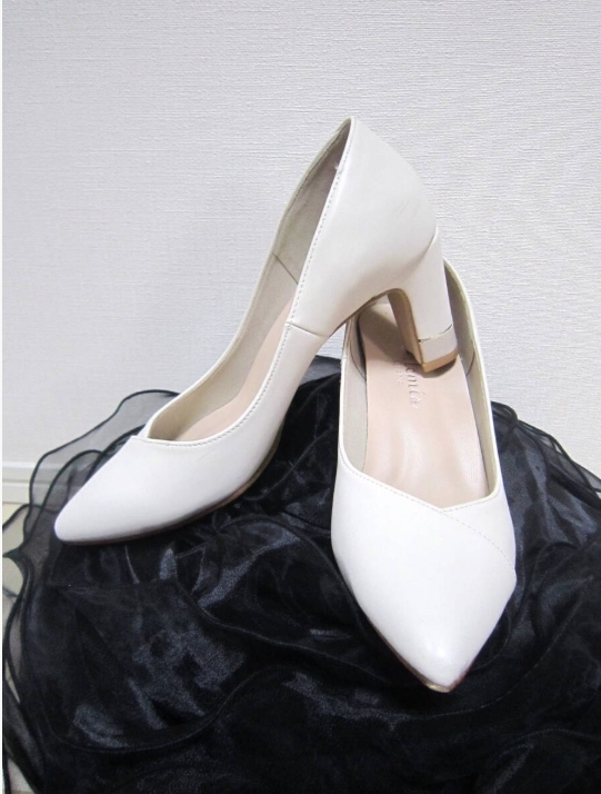 【ほぼ美品】artemis by DIANA アルテミス バイ ダイアナ*切替デザインVカット パンプス チャンキーヒール*アイボリー*23cm/ヒール7cm拍卖