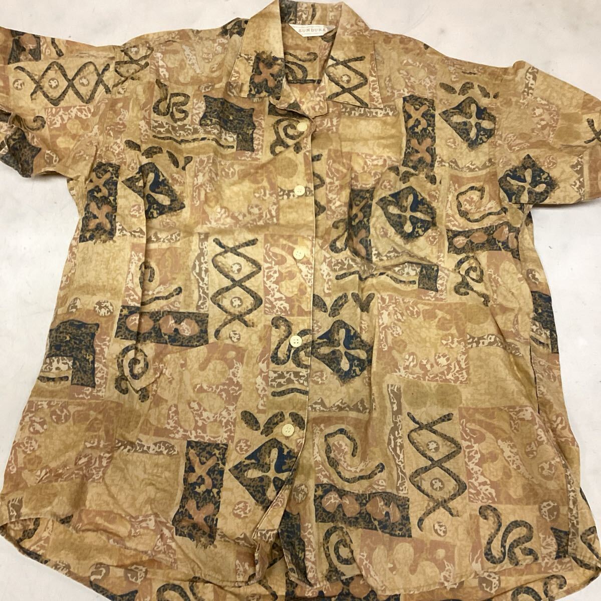 SUNDURA ベージュ 半袖 シャツ カジュアル 襟付き ボタン (の93)拍卖