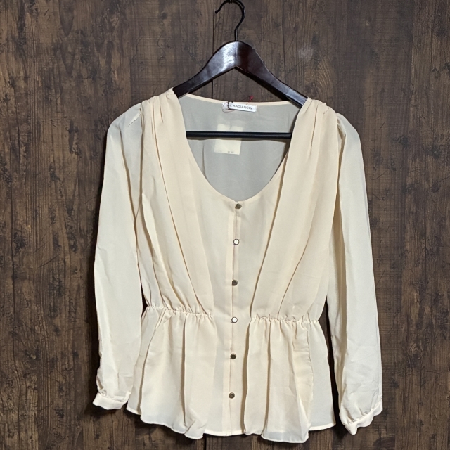 A337◇BE RADIANCE | ビーラディエンス ギャザーデザインブラウス ベージュ レディース Fサイズ 中古品拍卖