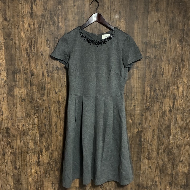 A462◇ef-de | エフデ ビジュー付きフレアワンピース チャコールグレー レディース 9サイズ 中古品拍卖