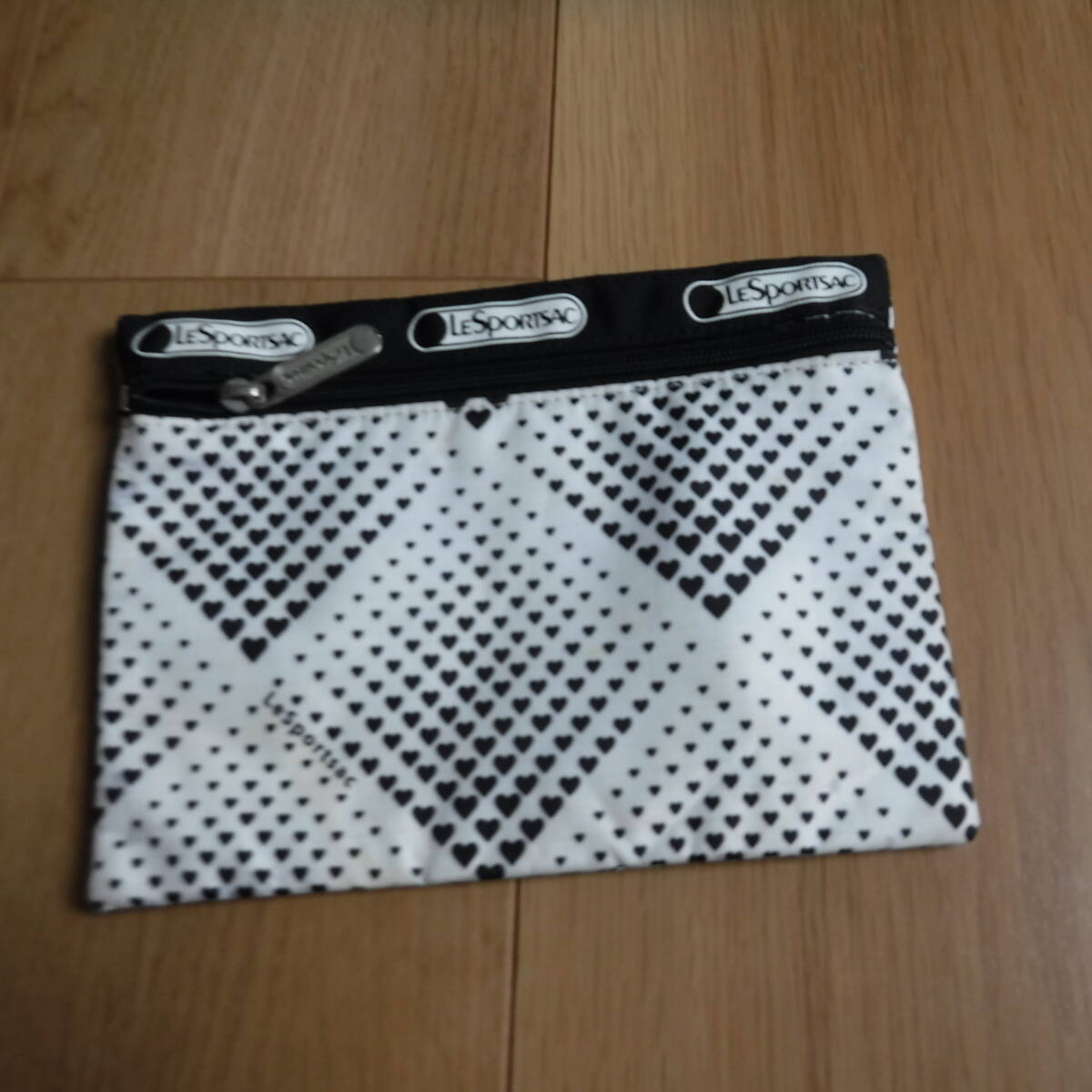 税不要特価!LESPORTSAC レスポートサック 白×黒 ハートたっぷり ポーチ♪①拍卖