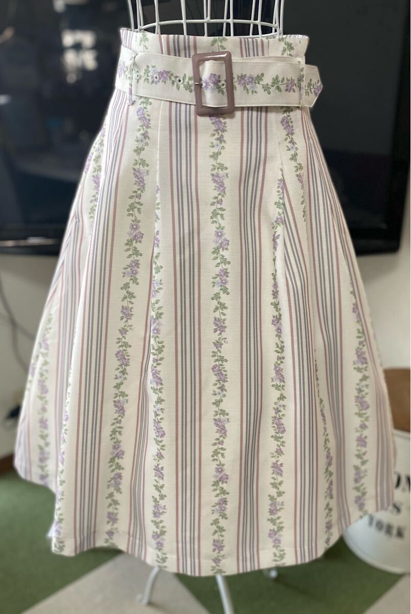 未使用品近いdazzlin 花柄 ベルト付きラインフラワーミモレ丈スカート拍卖