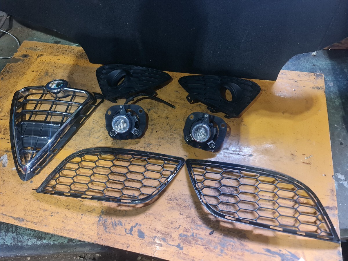 アルファロメオ ジュリエッタ ABA- 940141 用のフロントグリルセットで、メイングリル、サイドグリル、フォグランプを含みます。拍卖