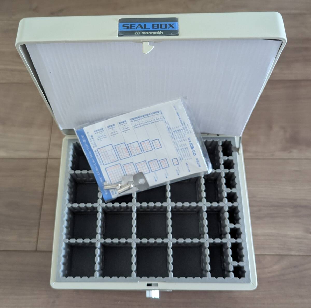 未使用品【マンモス mammoth】スチール印ボックス L 鍵つき 保管庫 貴重品入れ アイボリー 傾斜可 SIBL拍卖