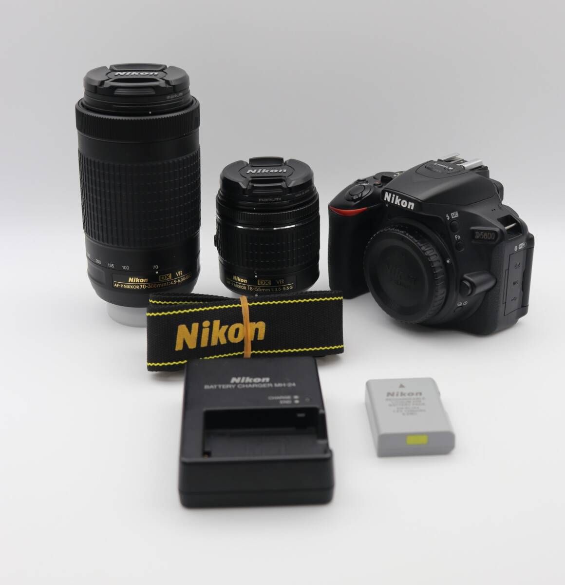 ☆美品【NIKON】D5600 + 18-55mm + 70-300mm シャッター数9600回未満 ダブルレンズセット ニコン 管 : M5439~5441拍卖