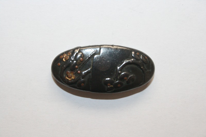 名品! 時代物本歌四分一(朧銀)柄頭! 梅図高彫り金銀象嵌入り 巧緻、風雅!拍卖