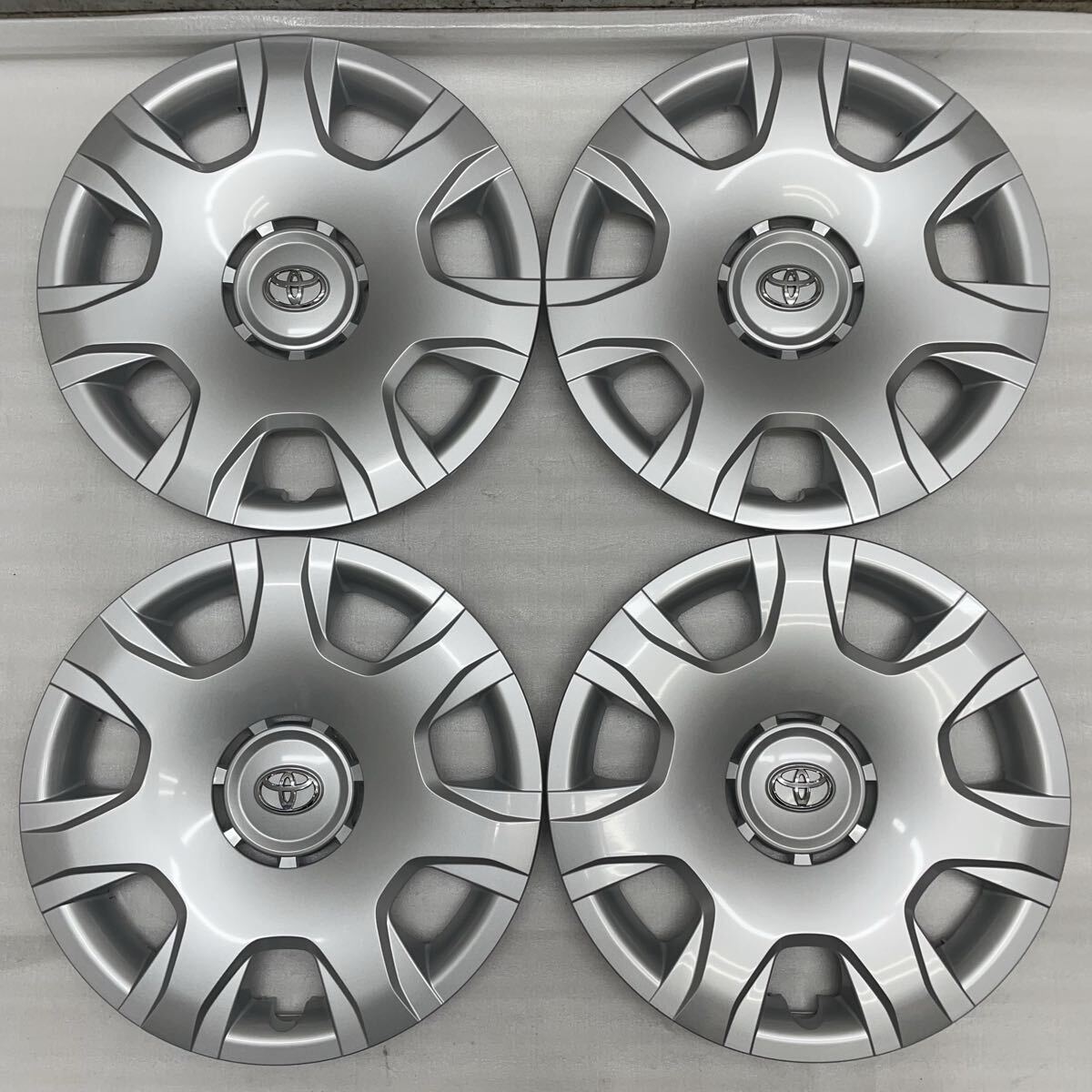新車外し.超美品☆TOYOTA トヨタ純正☆200系ハイエース.レジアスエース☆15インチ 純正ホイールキャップ☆4枚set☆42602-26040☆シルバー拍卖