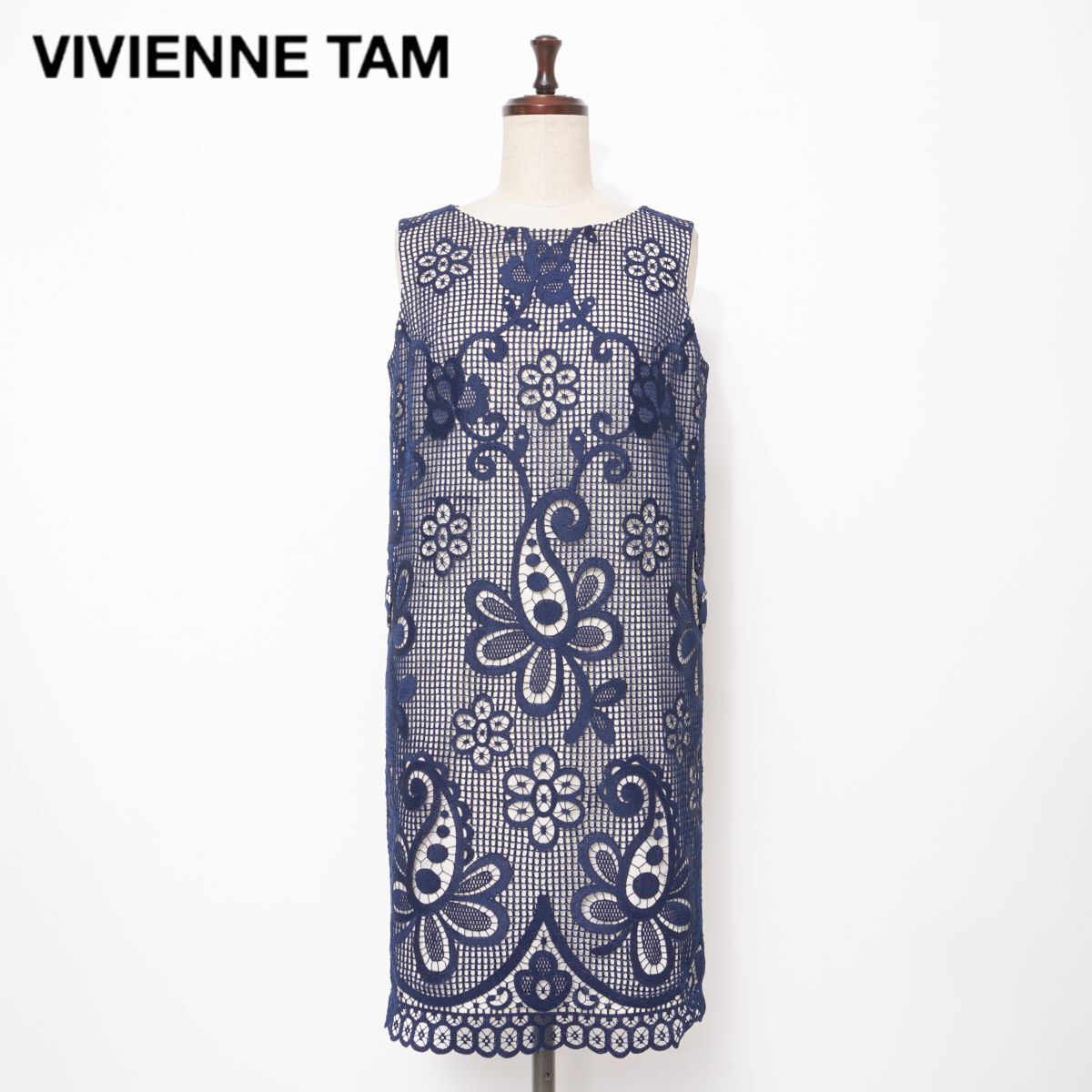 VIVIENNE TAM ヴィヴィアンタム 総フラワーレース刺繍ノースリーブワンピース ミモレ丈 ネイビー 紺 サイズ38*FD748拍卖