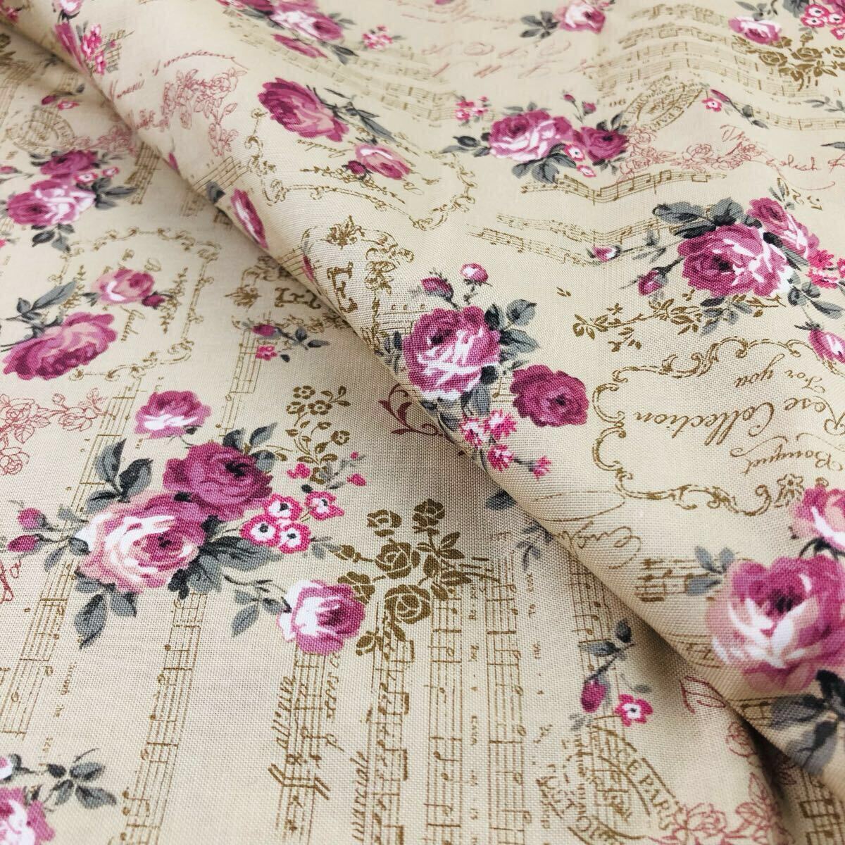 1m 日本製 シーチング 薔薇 コットン 生地 音符 はぎれ アンティーク風 ローズと英字と楽譜 ローズ ベージュ拍卖