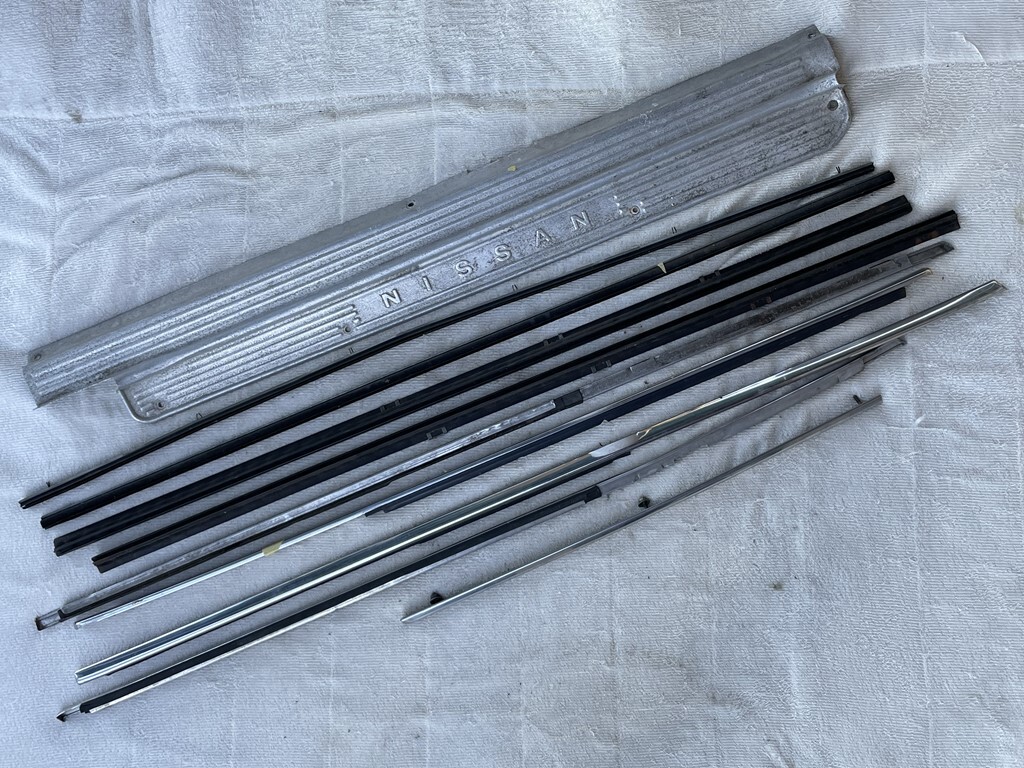 セドリック130用ステップモール1個とウィンドモールまとめて中古★旧車・古い・昭和レトロ・旧い拍卖