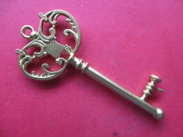 媚薬効果!恋愛成就!黄金の鍵 量目約 7.0g 純金・金塊・金地金拍卖