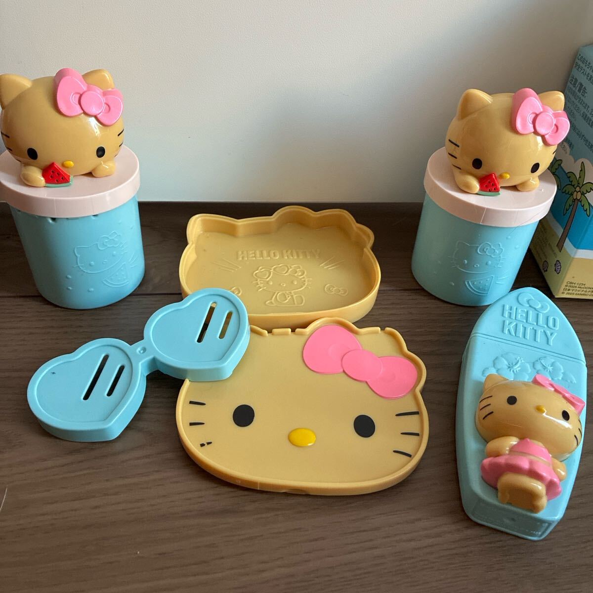 日焼けキティ マクドナルド ハッピーセット 第一弾 新品 ハローキティ おもちゃ コンプリート 4点 まとめ売り ケース 送料無料拍卖