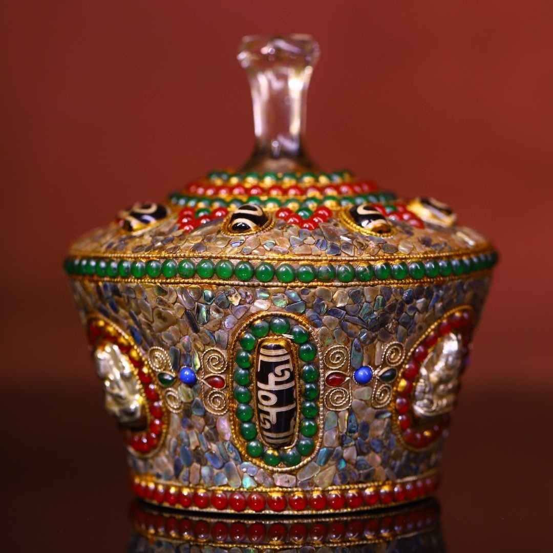 唐物 チベット水晶彫刻 象眼天珠 宝石宝缶 極細工 古美術品 時代物 中国古玩 骨董品 D67拍卖