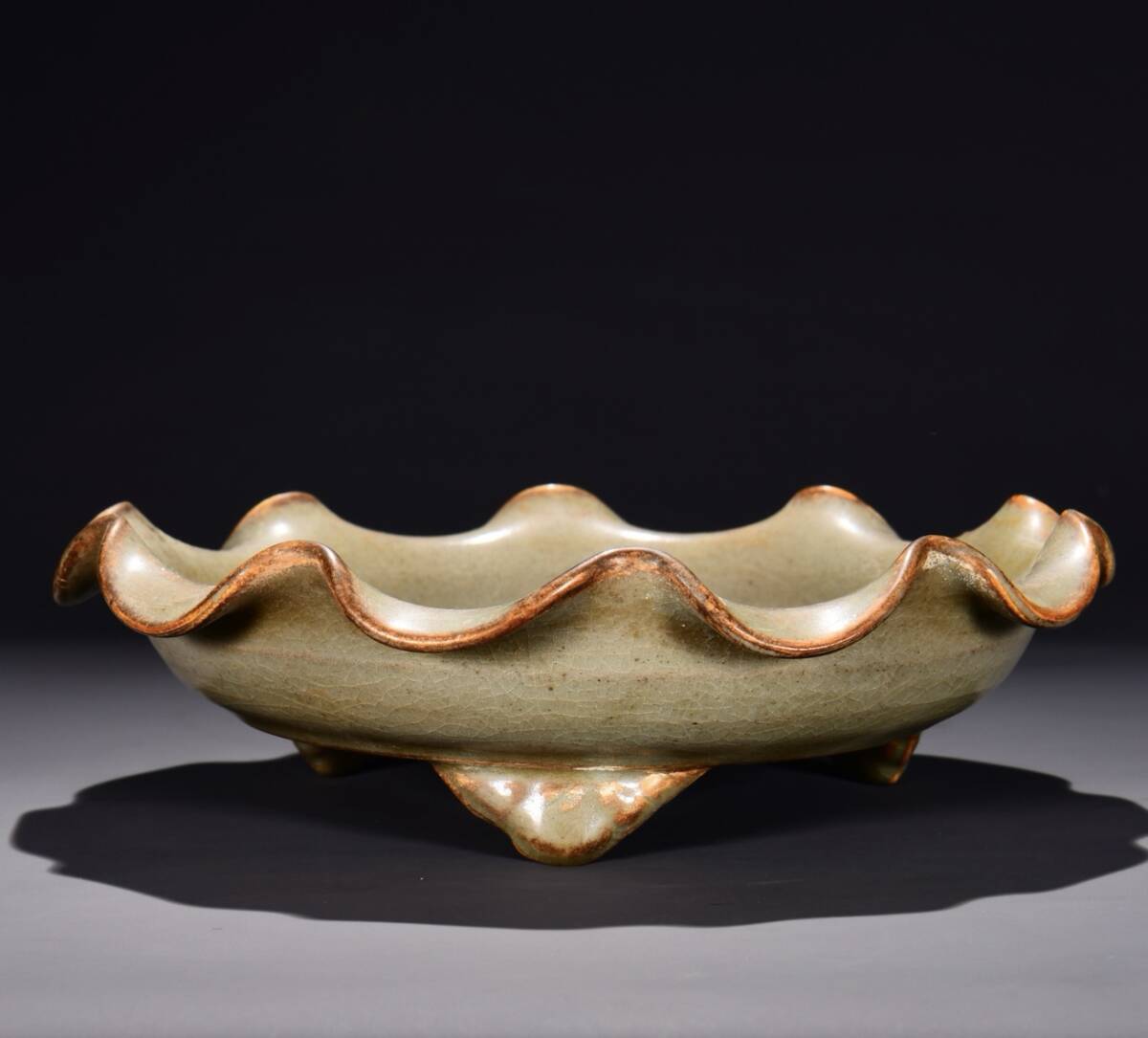 唐物 宋 越窯 青磁 レリーフ龍紋 荷口三足水洗 陶芸 古陶磁器 中国磁器 極細工 古美術品 時代物 中国古玩 骨董品 D67拍卖