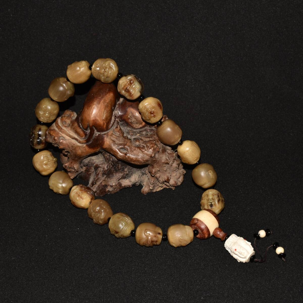 唐物 清 牛角 手工彫刻 十八羅漢 配鹿角觀音頭 仏珠手持 極細工 古美術品 時代物 中国古玩 骨董品 D67拍卖