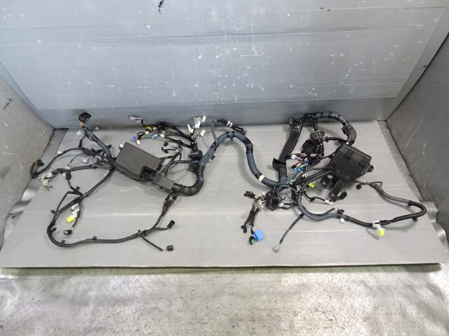 ハリアー DAA-AVU65W ヒューズ ボックス BOX 2ZR-FXE 82111-48Z40 平成28年 プレミアム エンジンメインハーネス 1kurudepa拍卖