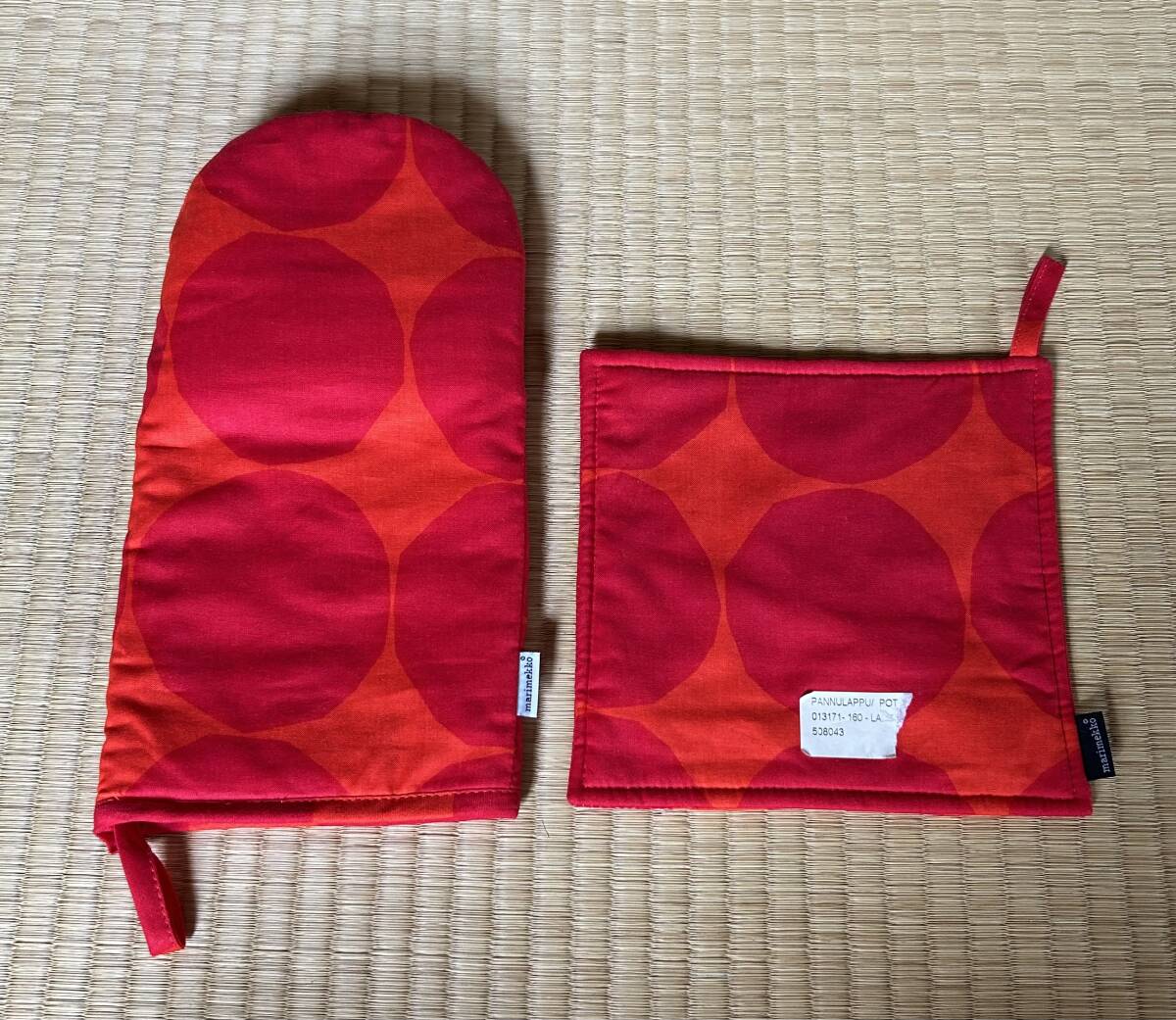 クリックポスト送込♪マリメッコ♪marimekko♪レア 限定 赤 KIVET キヴェット 柄 キッチンミトン 鍋敷き セット拍卖
