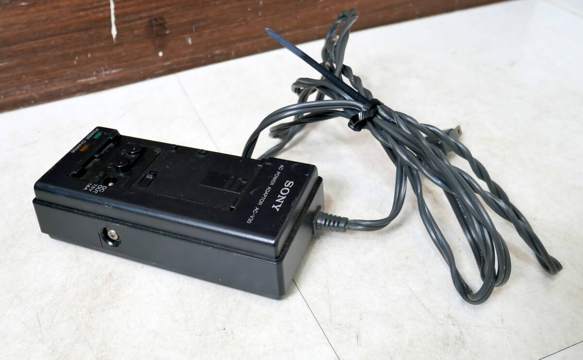 ▲(R707-F304) 現状品 通電◯ SONY ソニー AC-V30 充電器 バッテリーチャージャー拍卖