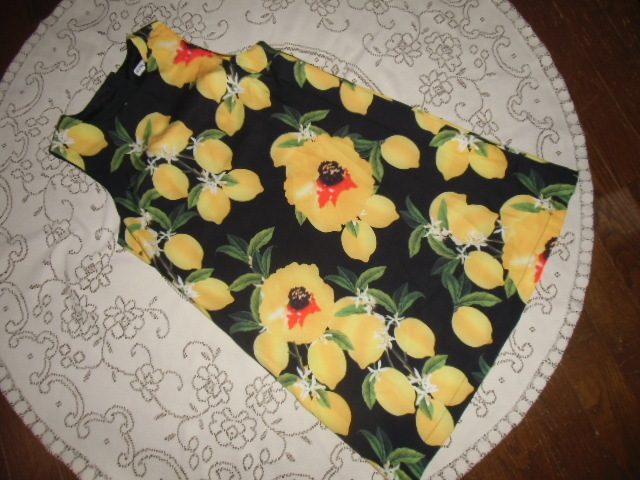 ☆JAUNE ROUGE ワンピース 表記サイズS(Mサイズ位) 黒地に花柄 身幅 47x丈84cm ほぼ未使用☆拍卖