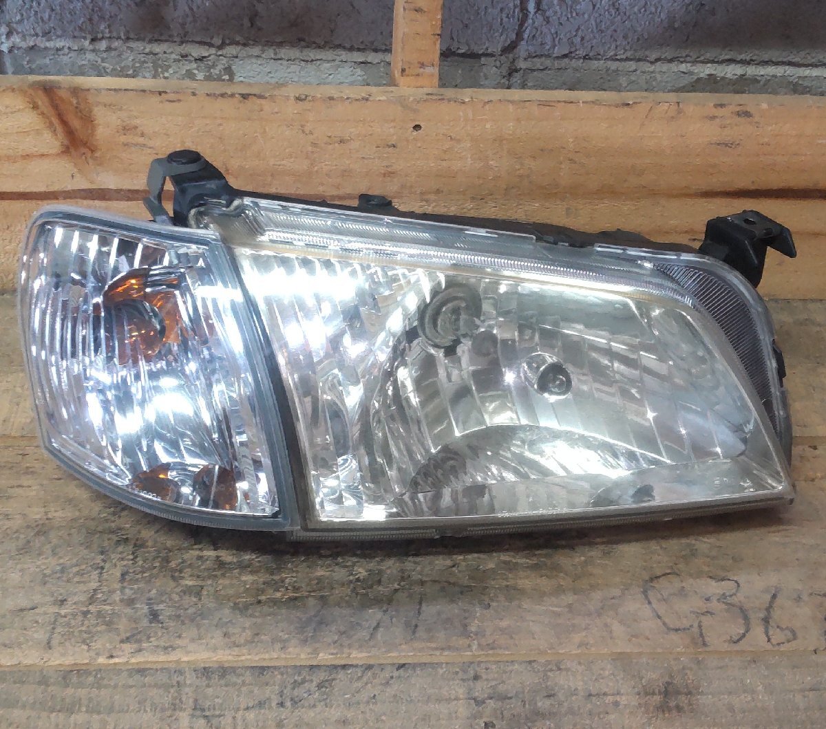 右 ヘッドライト 日本フォード フェスティバ DW3WF H14/8 D201-51-030E D201/51/060B 中古 17001752拍卖