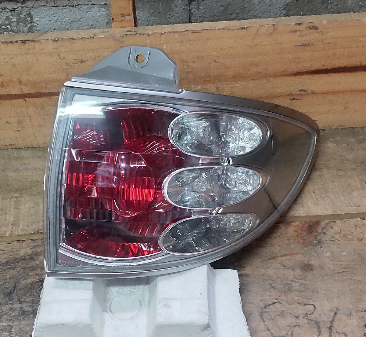 右 テール コンビネーション ランプ トヨタ エスティマ AHR10 H14/2 KoiTo 28-147 81550-28210 中古 16002897拍卖