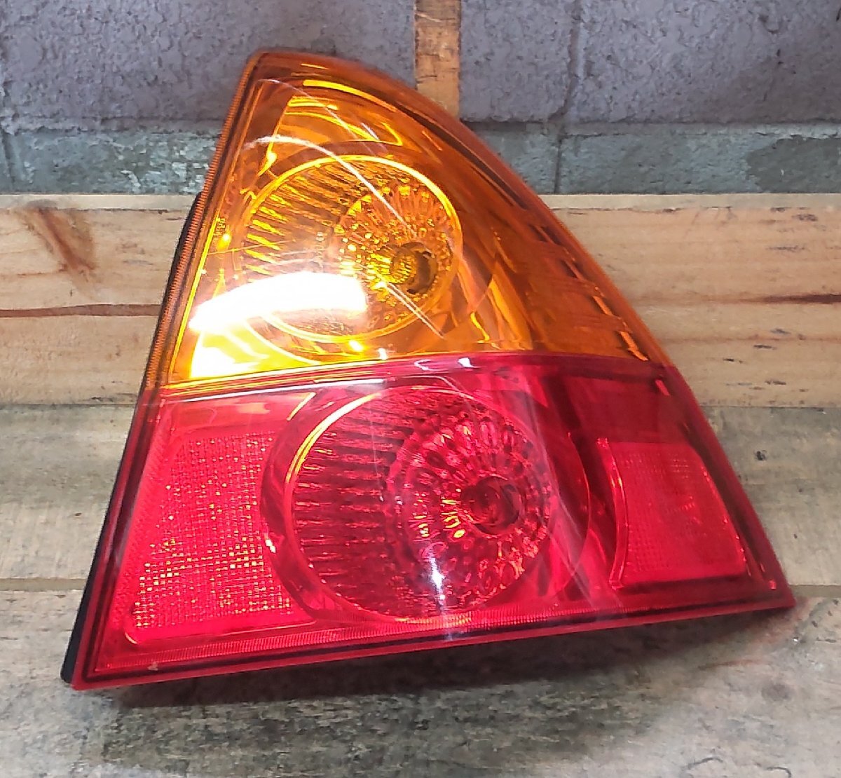右 テール コンビネーション ランプ スズキ エリオ RC51S H15/2 KoiTo 220-32691 35650-55G00 中古 12005805拍卖