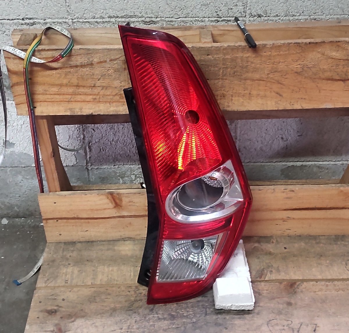 右 テールランプ スズキ スプラッシュ 1.2L XB32S H22/7 16146 0001 35650-51K00 中古 16001663拍卖