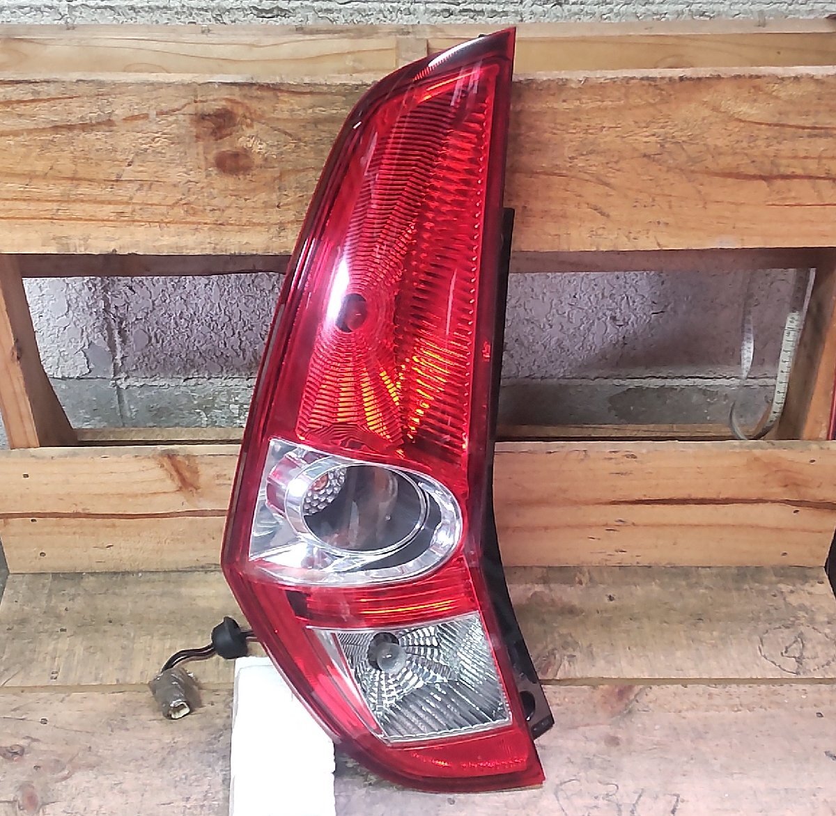左 テールランプ スズキ スプラッシュ 1.2L XB32S H22/7 16146 0001 35670-51K00 中古 16001664拍卖