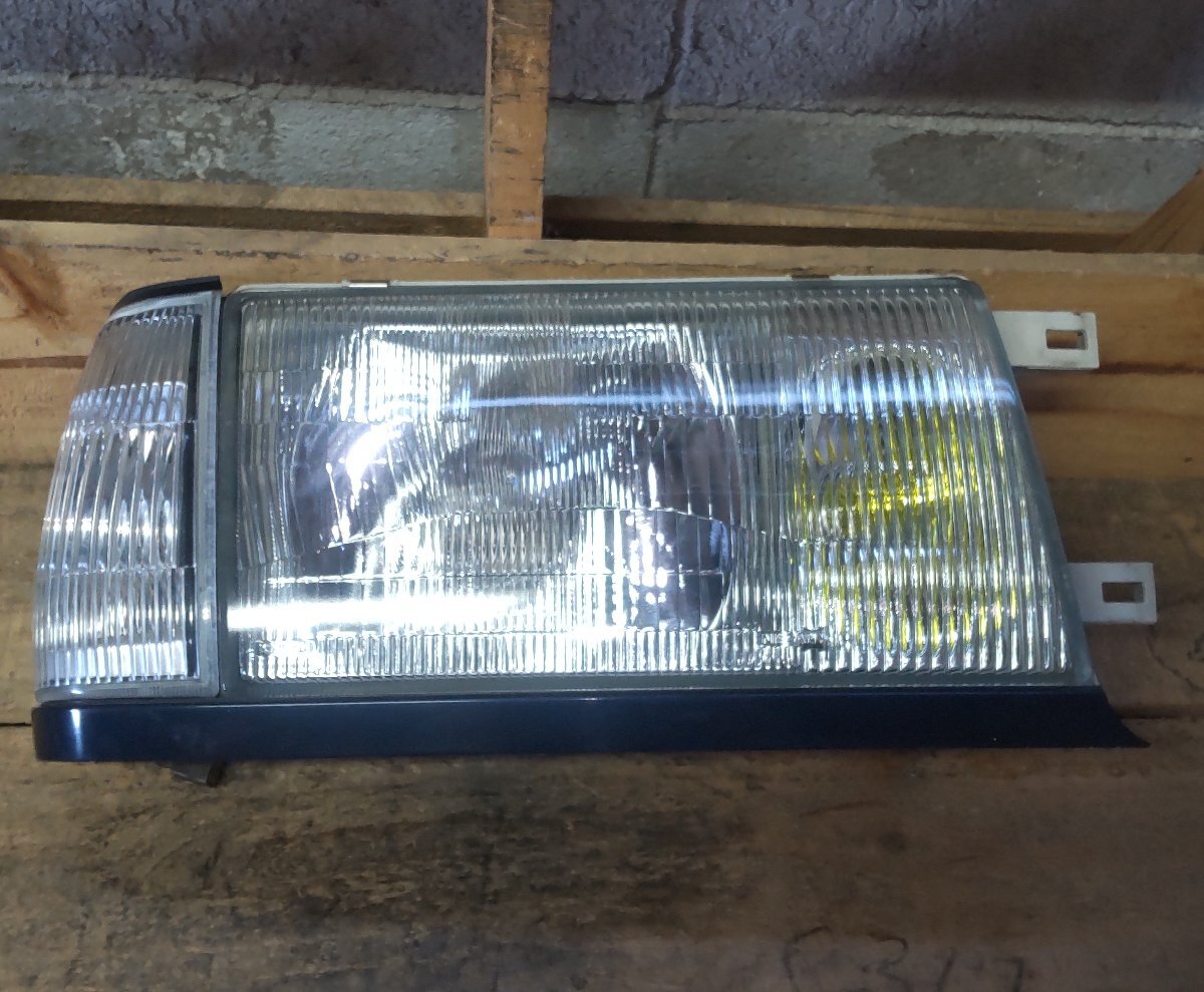 右 ヘッドライト 日産 セドリック BROV PAY31 H6/5 ICHIKOH B6010-0H000 26730-75A00 中古 16007032拍卖