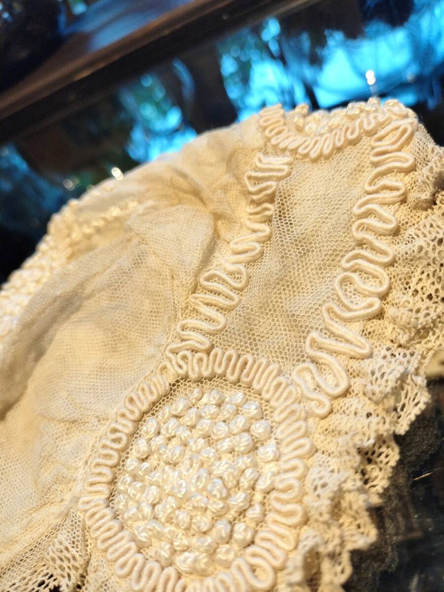 フランス アンティーク 薄いベージュ 小さな 奇麗な刺繍の可愛い ドール お人形 子供の レース ボネット 帽子!拍卖