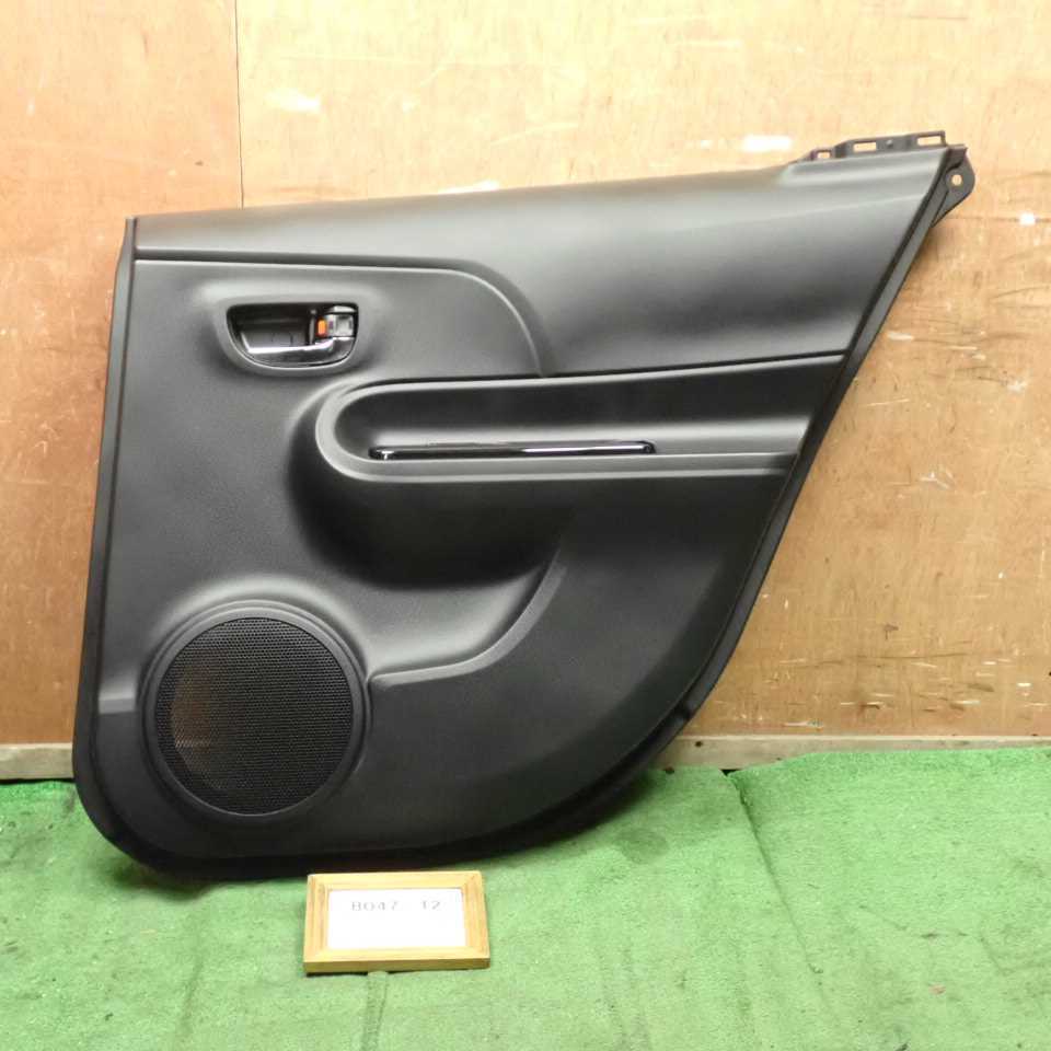 平成27年 アクア G’S GS NHP10 中期 純正 リアドア右 内張り トリム パワーウィドウスイッチ PW 中古 即決拍卖