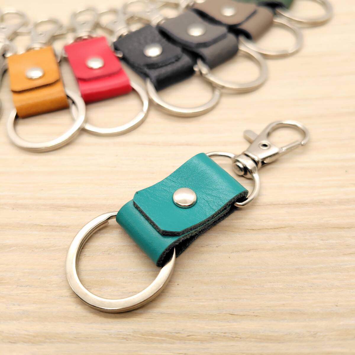 小さい キーホルダー 【ブルーグリーン】 チャーム 革 チャーム レザー ナスカン拍卖