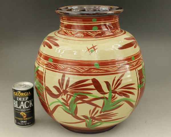 D486 沖縄 琉球 胡差焼 花瓶 赤絵 草花紋 高さ29㎝ 花器 壺 甕 蔵出し 古玩 珍蔵拍卖