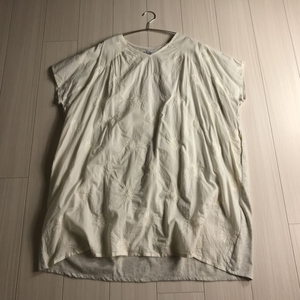 □ pyumosso ひまわり 刺繍 花柄 ワンピース インド綿 横幅ゆったり 体型カバー拍卖