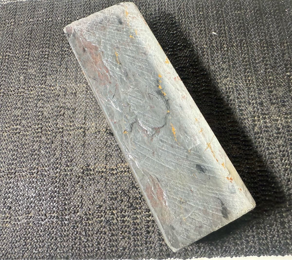 天然砥石 京都 大平 内曇 内曇り 蓮華 上物 2047g 地引 刃引 鉋 鑿 包丁 砥石 刀剣 日本刀 巣板 蓮華 カラス拍卖