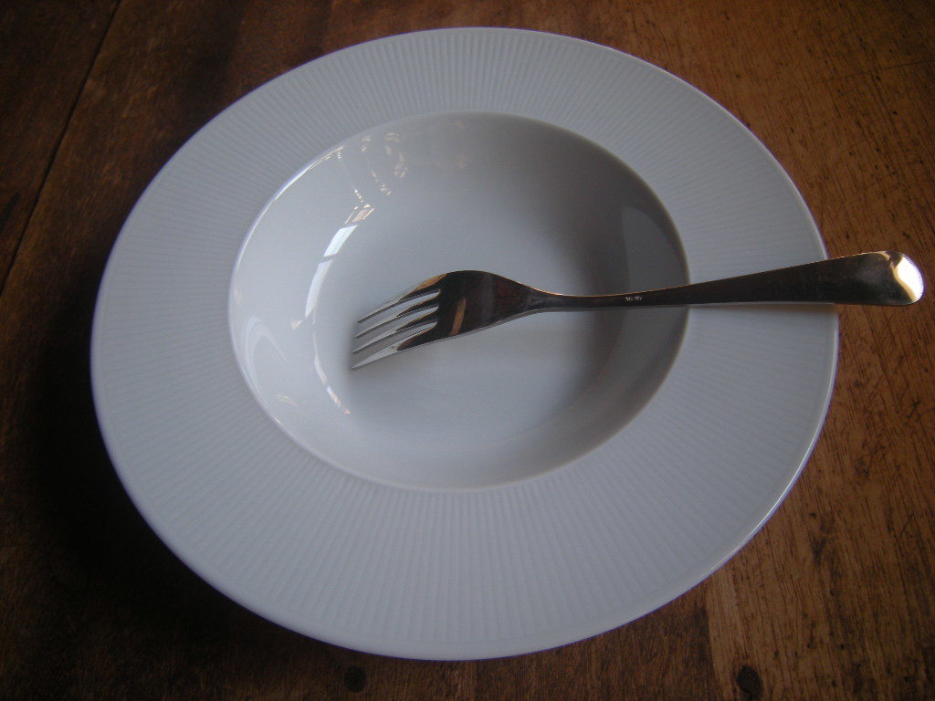 山◎訳あり*美濃焼【新品・未使用】カロリナ 白磁器 千段 リム皿 ハット皿 スープ パスタ 9in(24㎝x3.5㎝)1枚から *お値打ち*拍卖