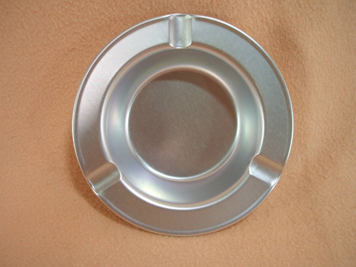アルミ製 灰皿 (直径13cm) 1個 未使用 昔ながらの 軽量 積み重ね コンパクト収納 錆びない 割れない 廉価 コスパ最高! シルバー拍卖