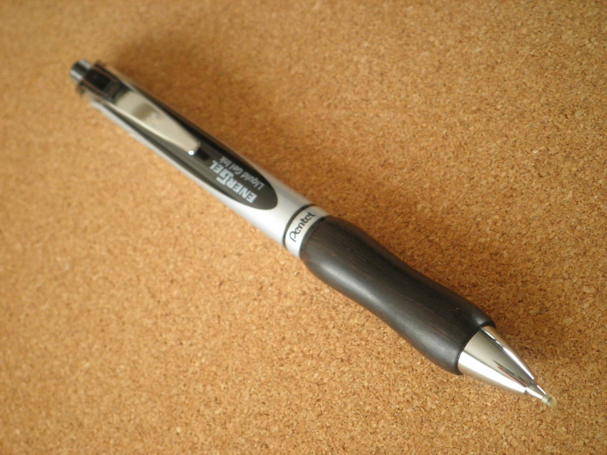 ぺんてる エナージェルボールペン0.7mm 黒インク 本体色シルバー ラバーグリップからウッドグリップにカスタムします クビレタイプ拍卖