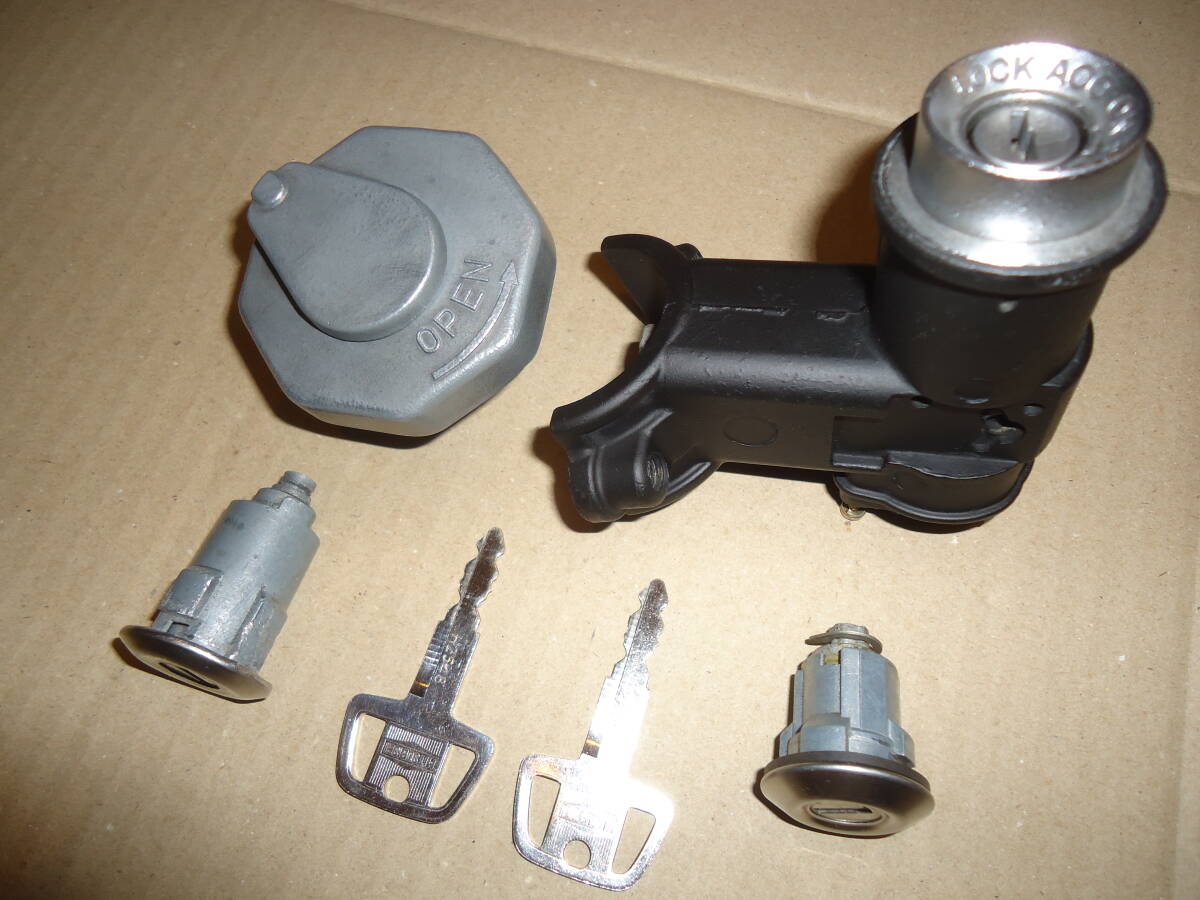 三菱ジープ J53 J55 J56 J57 J58 J59 イグニッションキー 中古品 燃料キャップ ボックスキー分解有 ドアシリンダー拍卖