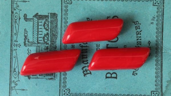 即決 ガラスボタン 3個 12x34mm 赤 レッド 棒状 フランス輸入 ヴィンテージ拍卖