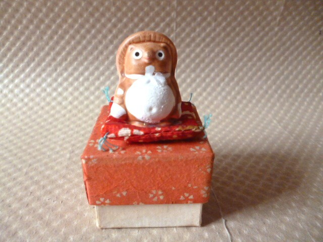 レトロ ミニチュア 笠をかぶった狸 タヌキ 座布団付き拍卖