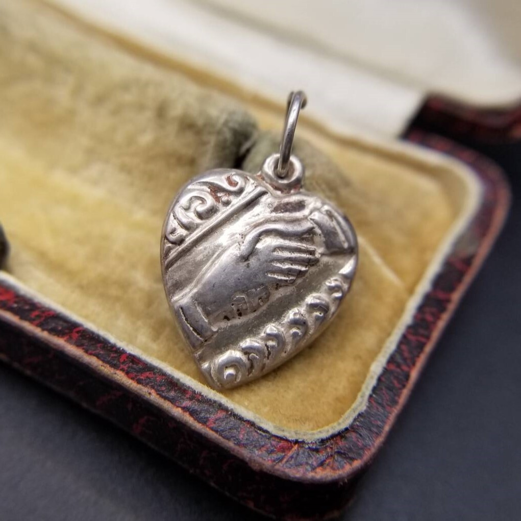 ヴィンテージ パフィーハートジュエリー 握手する手 925 シルバー チャーム ペンダントヘッド 銀 レトロ Holding Hands Sweetheart Y23-X拍卖