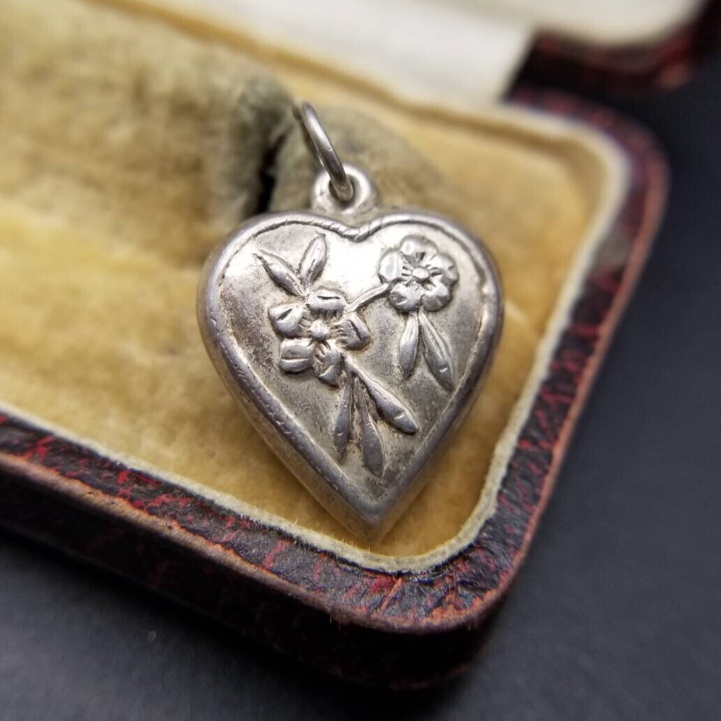 ヴィンテージ パフィーハートジュエリー 勿忘草 925 シルバー チャーム ペンダントヘッド 銀 レトロ フローラル Sweetheart Y23-X拍卖